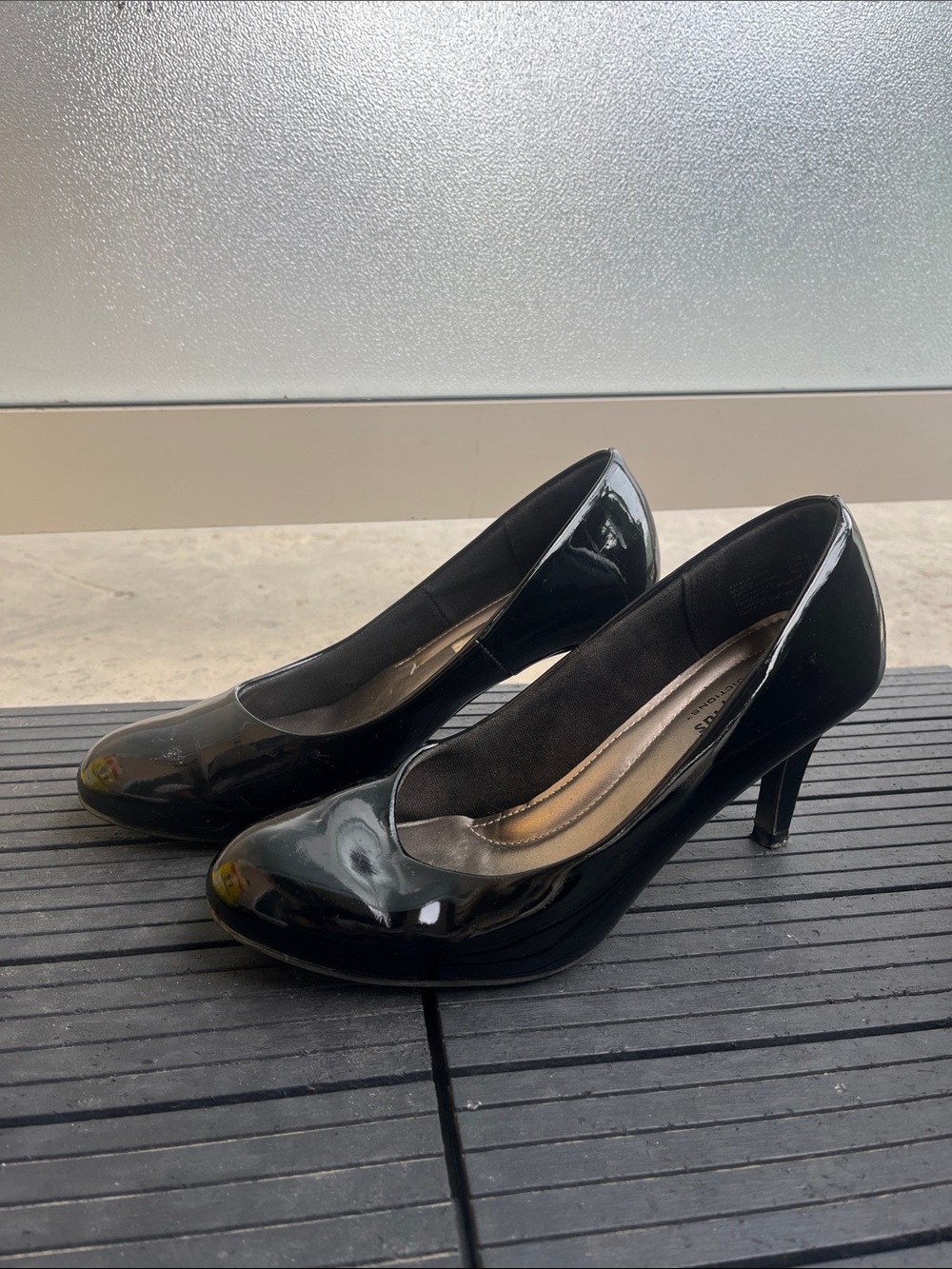 comfort plus Glossy Black classic heels